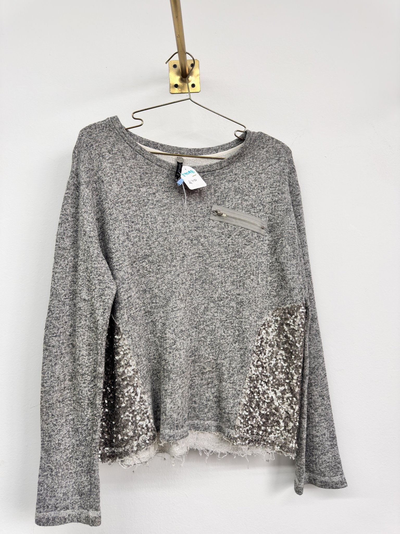 Buzo gris con lentejuelas