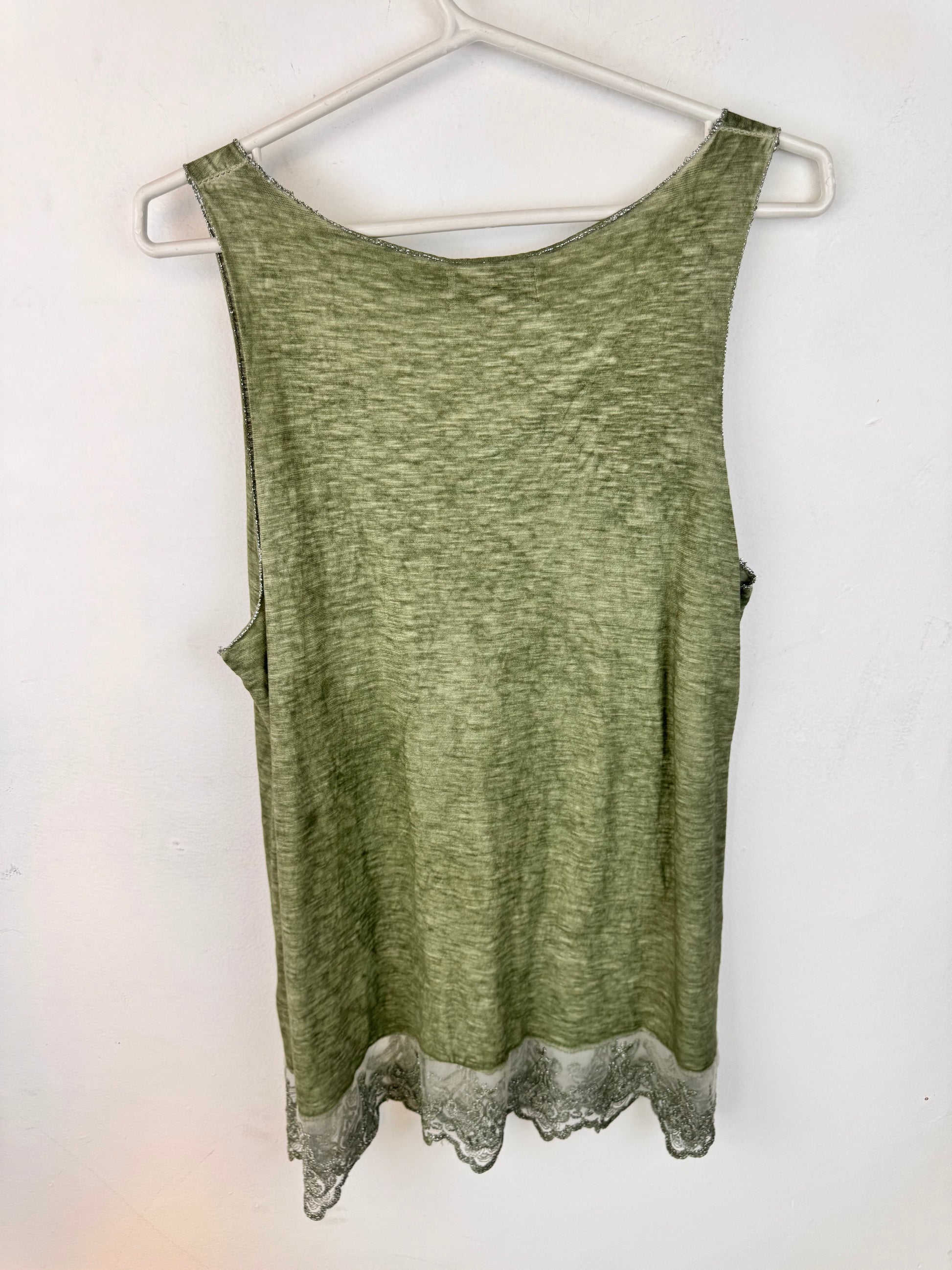 Blusa verde oliva con encaje