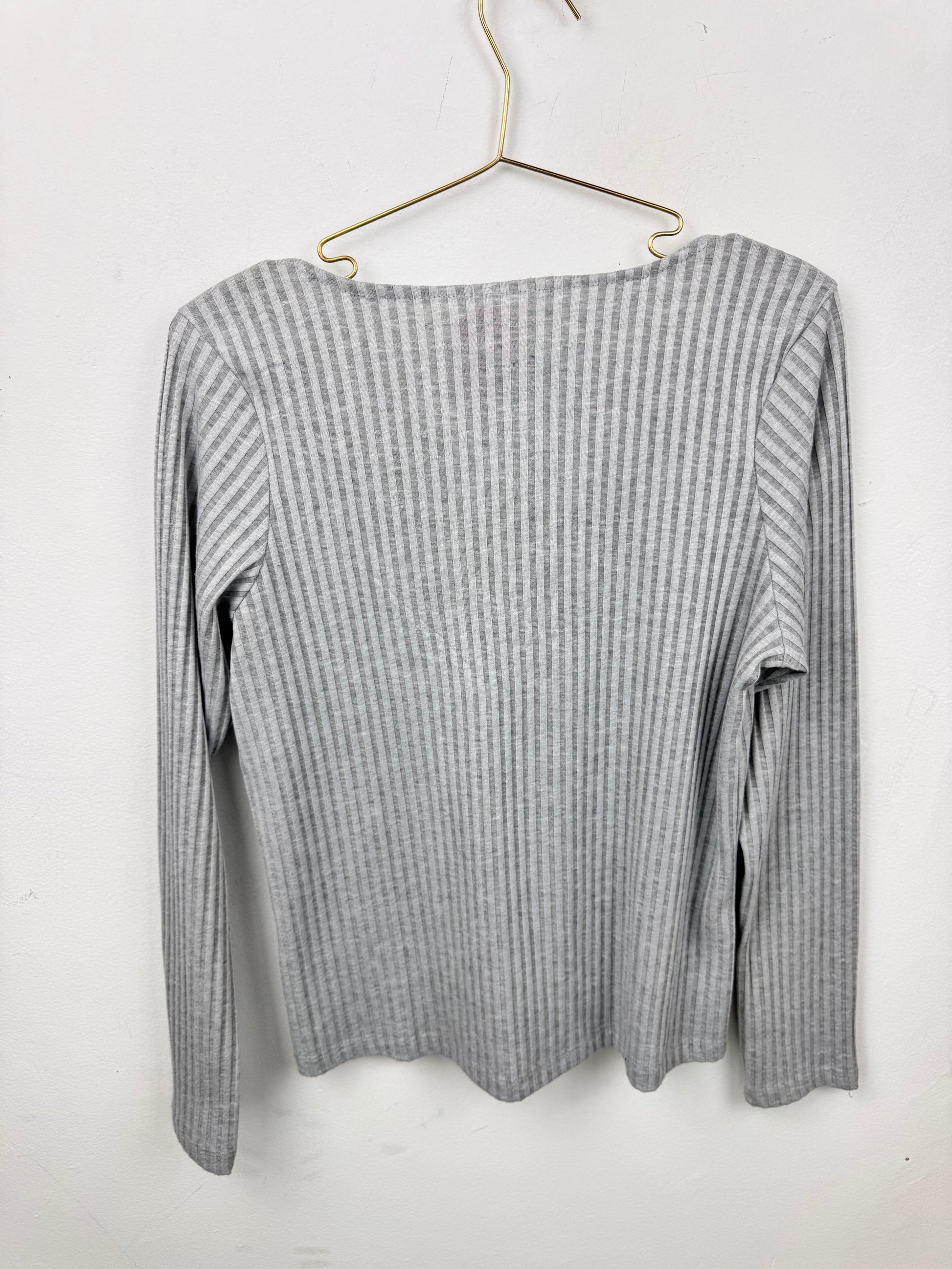 Blusa de rayas gris
