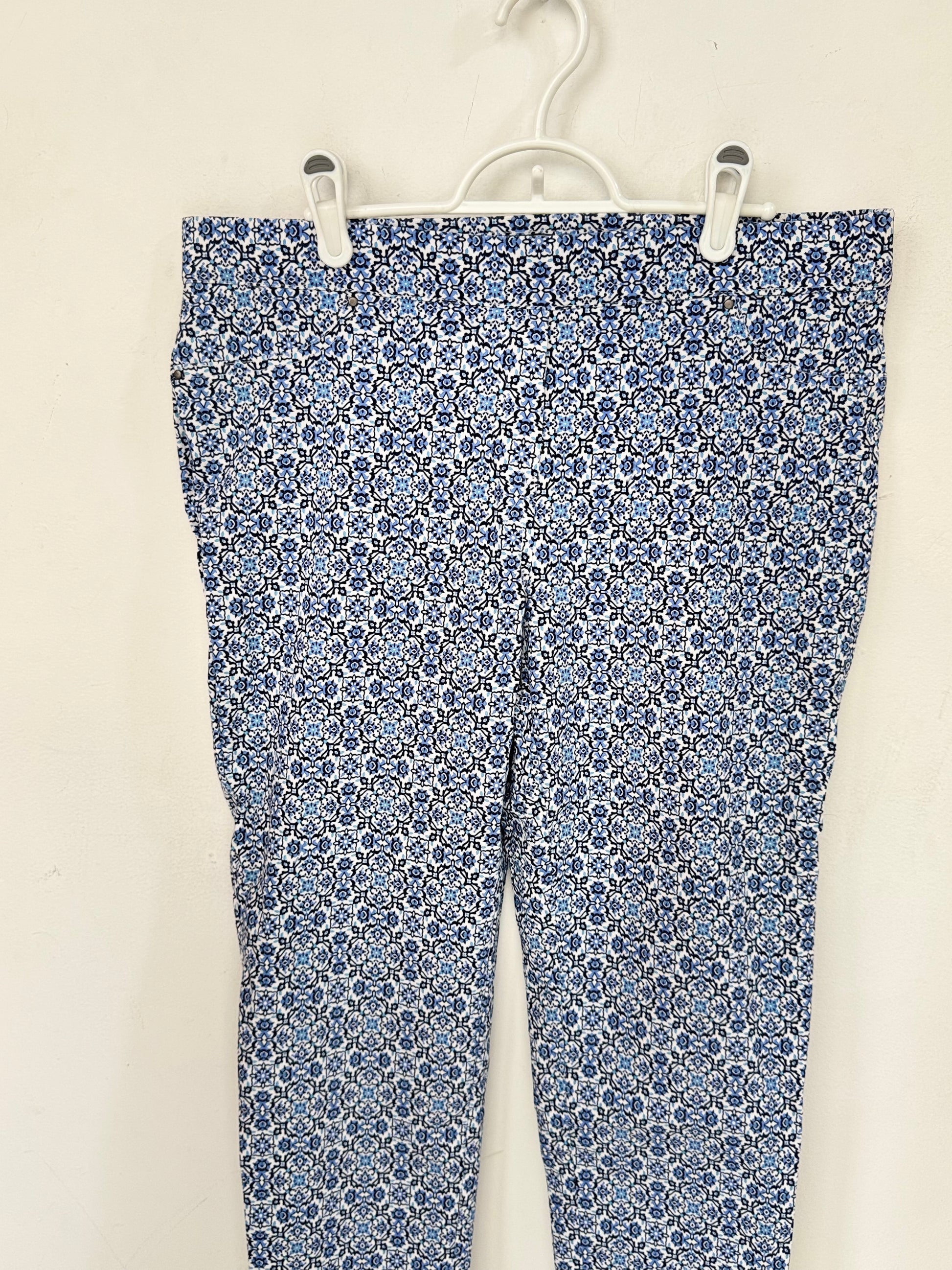 Pantalón estampado azul y blanco