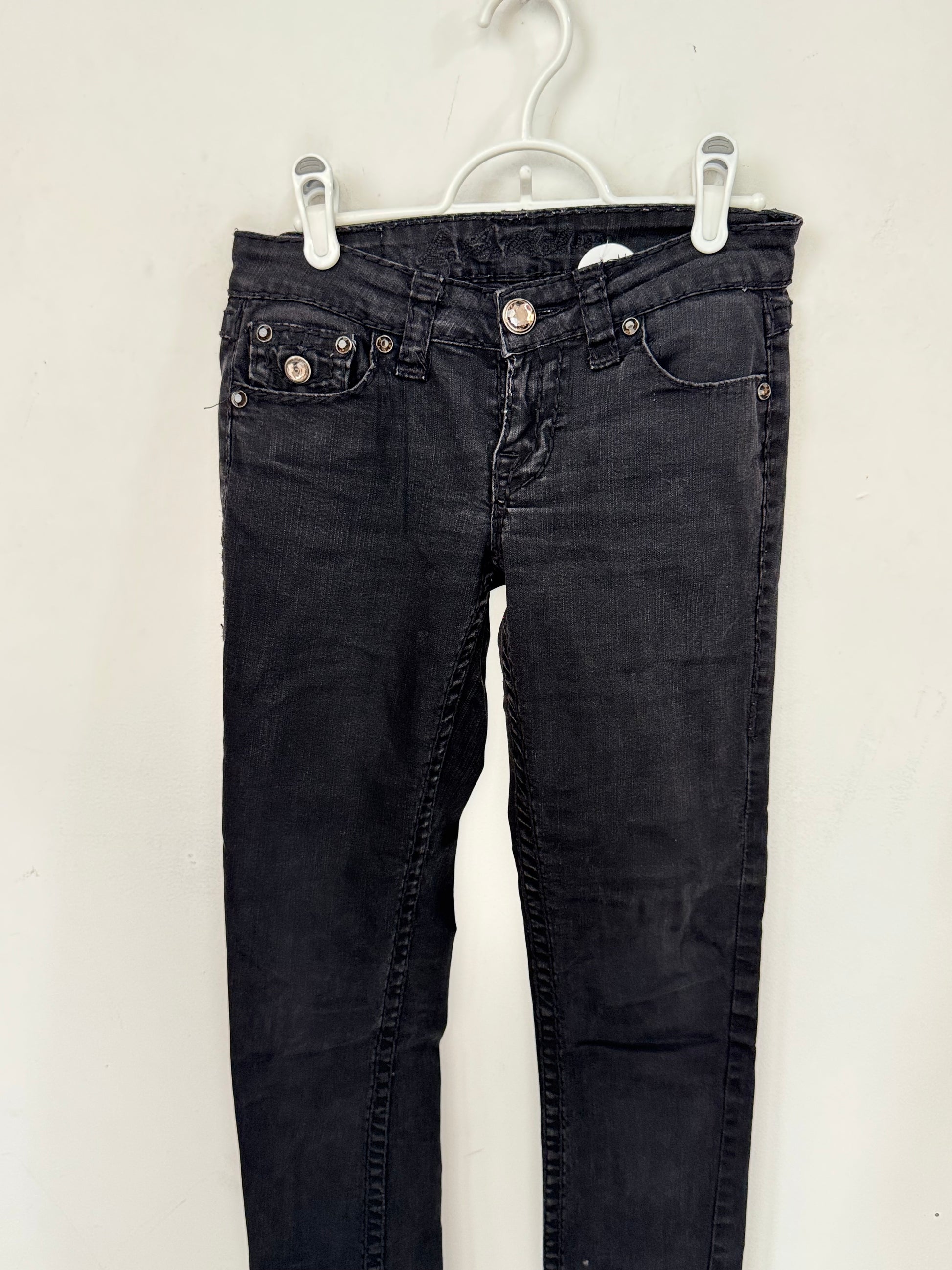 Jeans negros con detalles