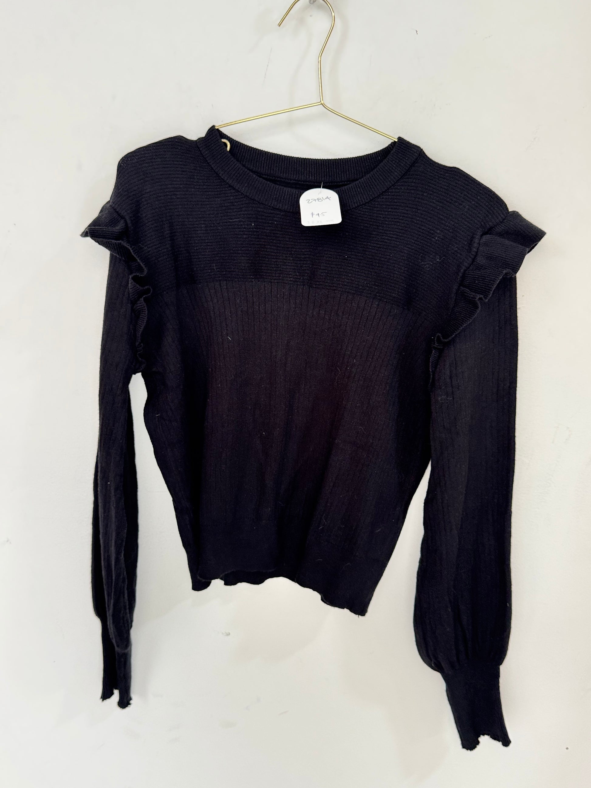 Suéter negro con volantes