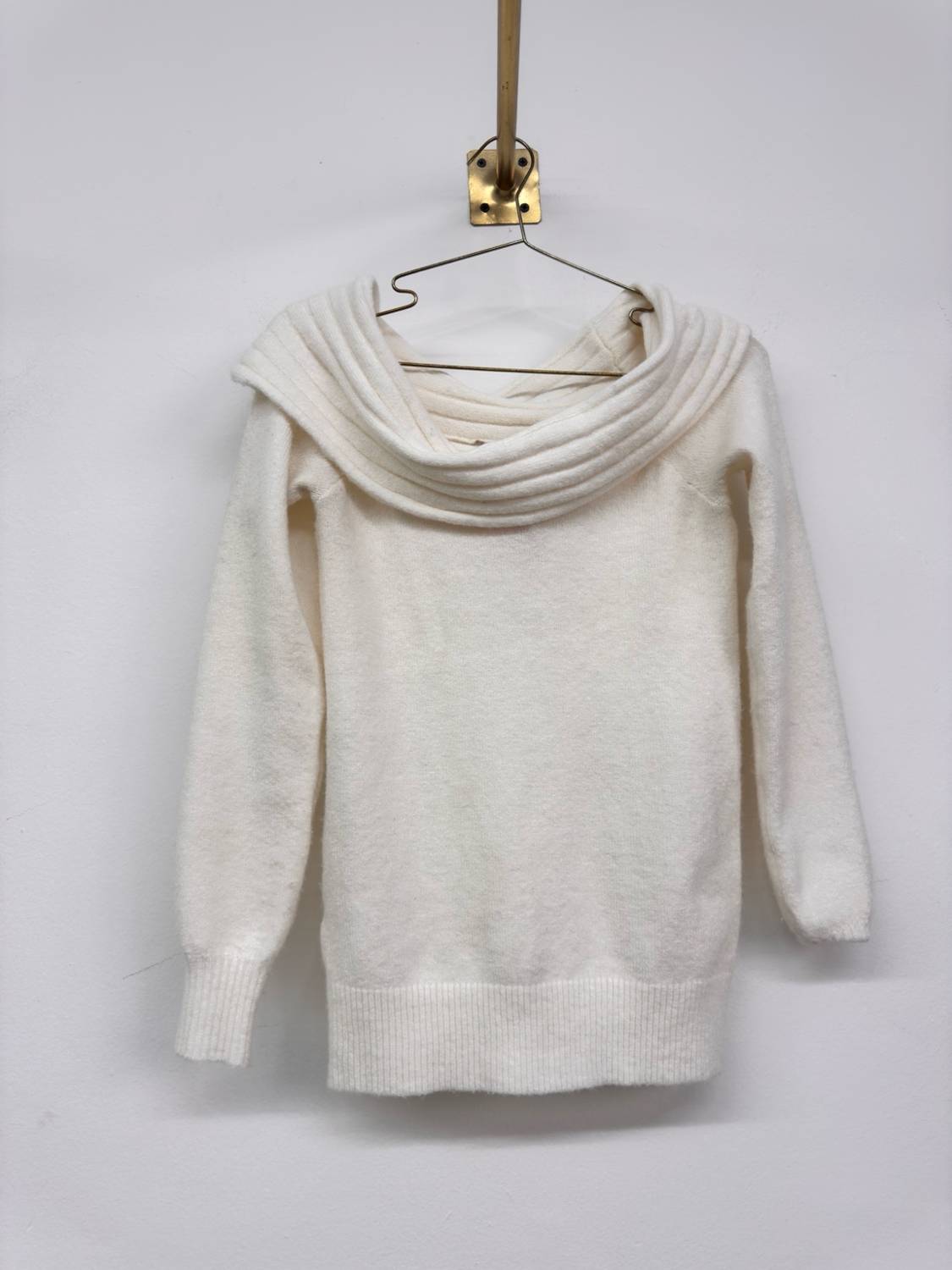 Suéter blanco cuello envolvente