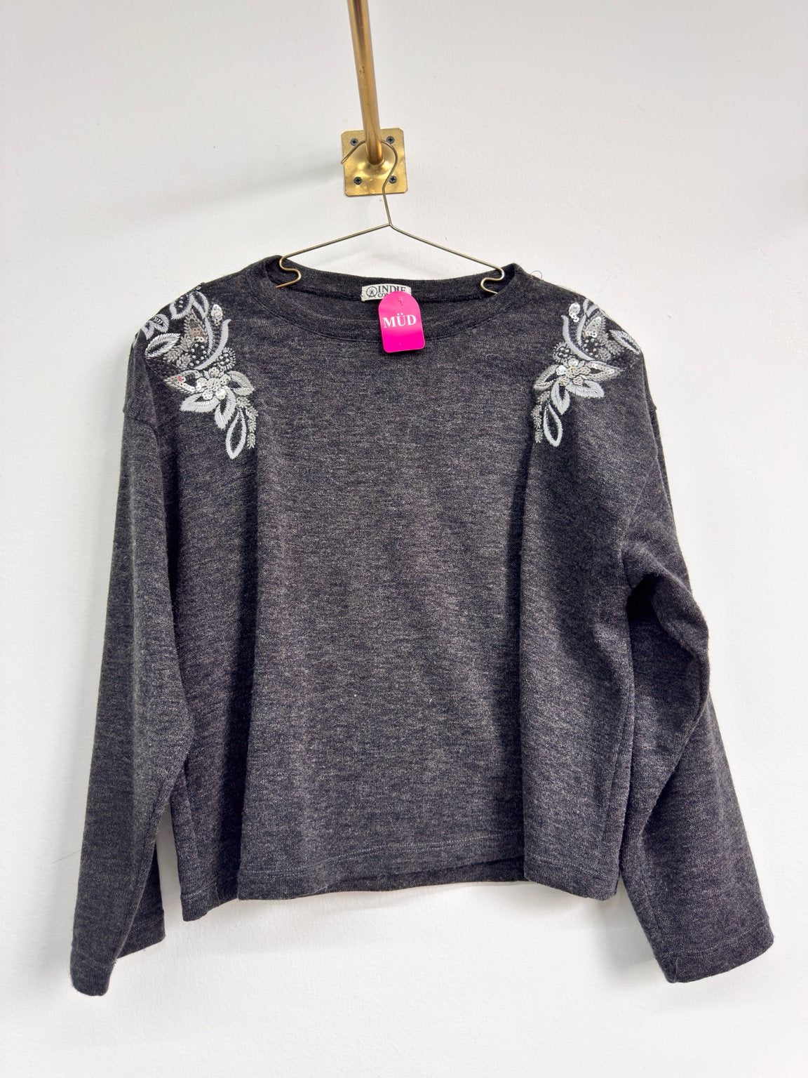 Buzo gris con bordado floral