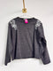 Buzo gris con bordado floral