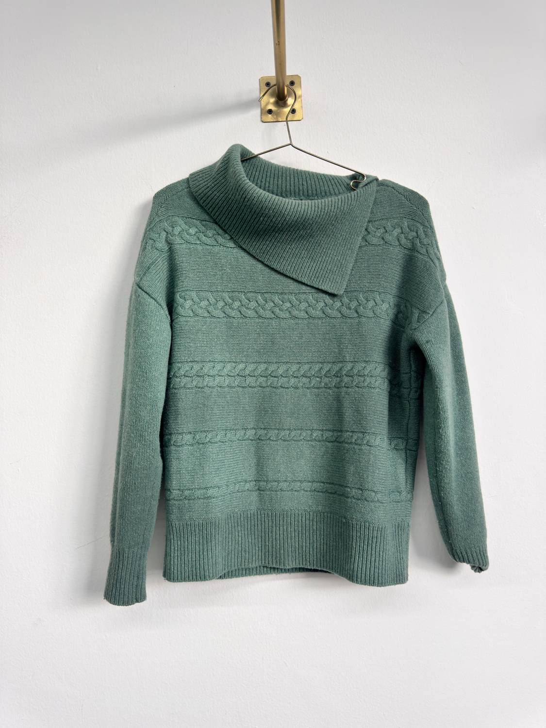 Suéter cuello asimétrico verde