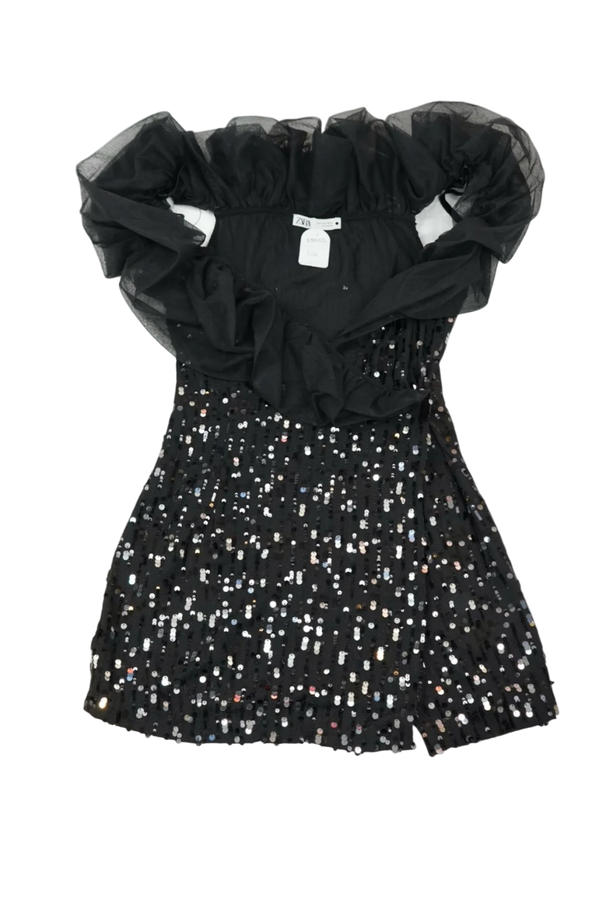 Vestido negro con lentejuelas y detalle en tul
