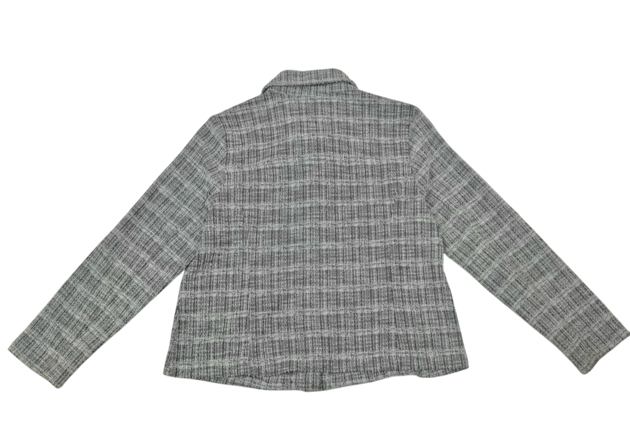 Saco corto en tweed gris con botones metálicos