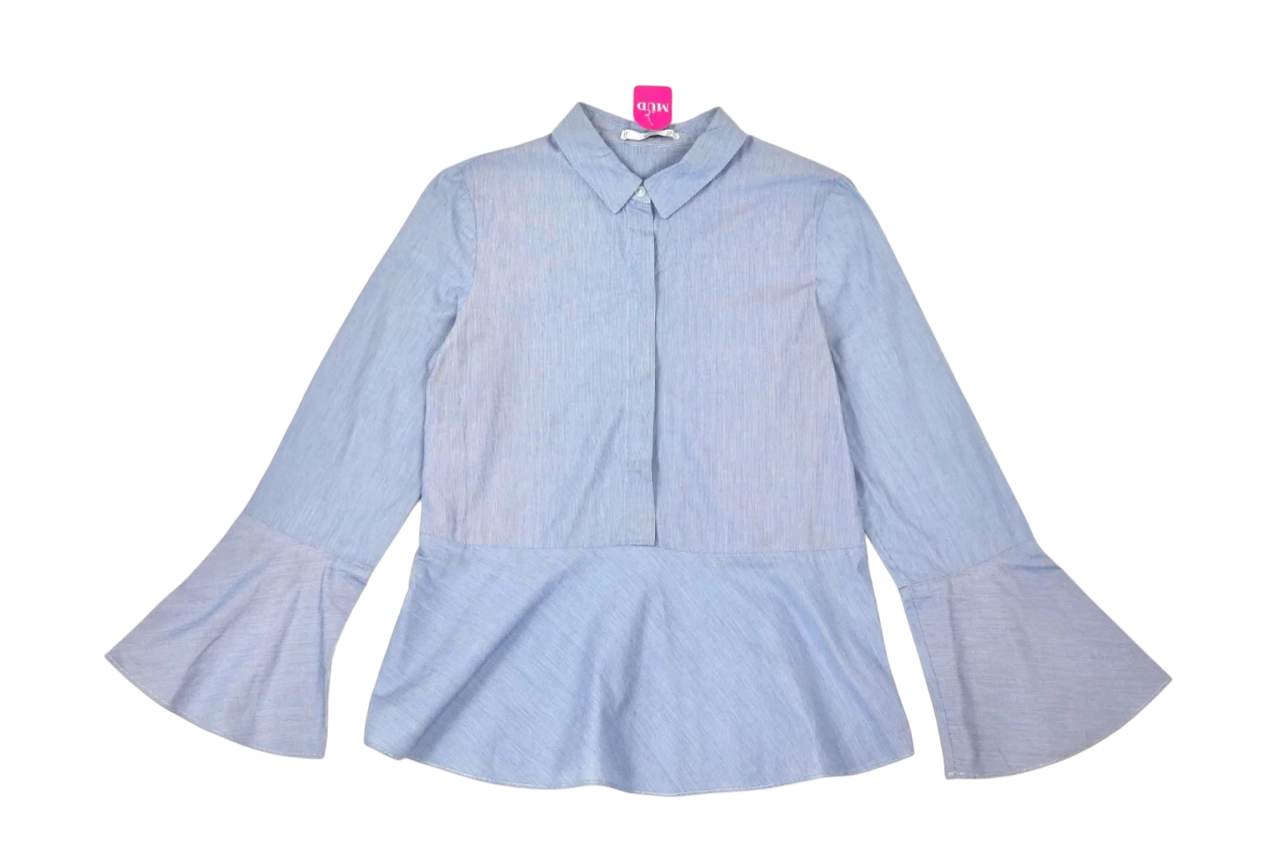 Blusa azul con mangas acampanadas