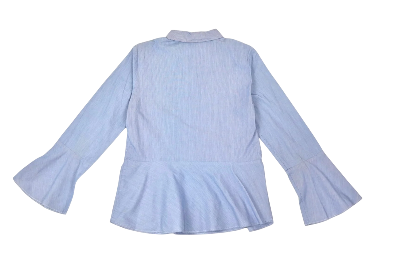 Blusa azul con mangas acampanadas