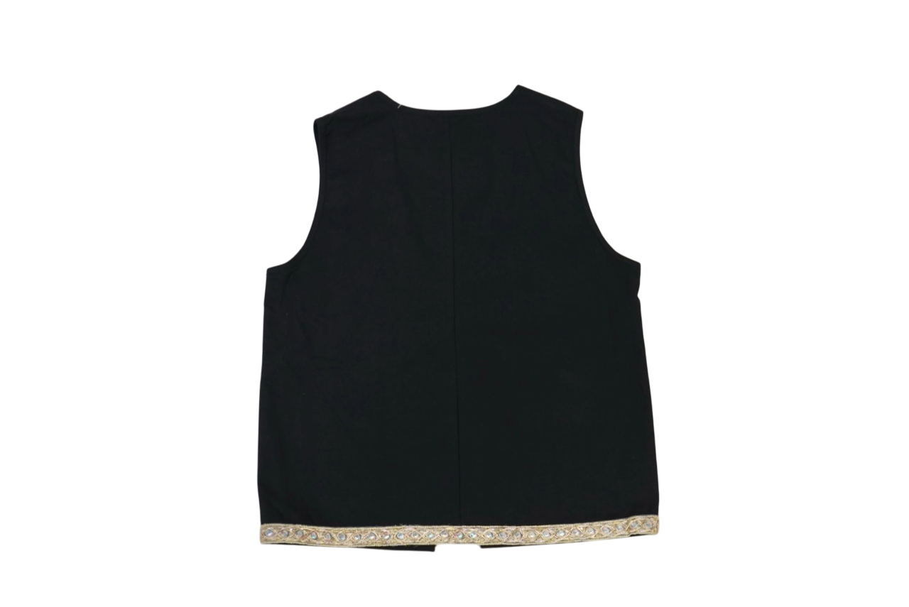Chaleco negro con bordado dorado y pedrería