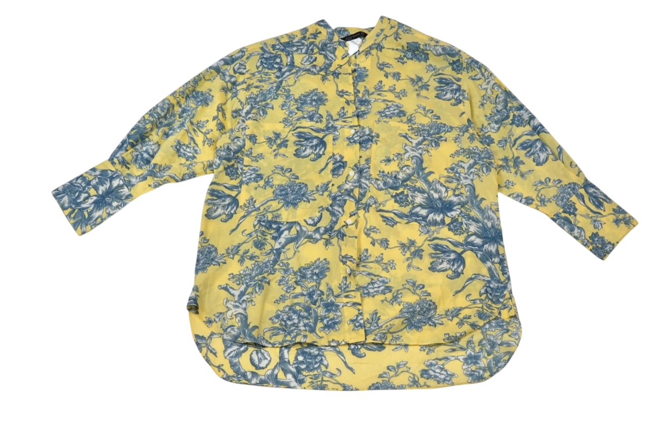 Blusa amarilla con estampado floral azul