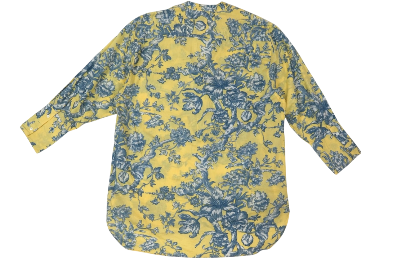 Blusa amarilla con estampado floral azul