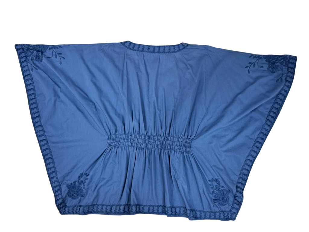 Blusa tipo túnica azul con bordados