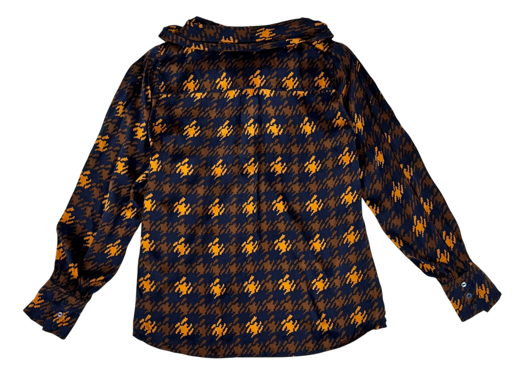 Blusa estampada azul y mostaza con lazo en el cuello