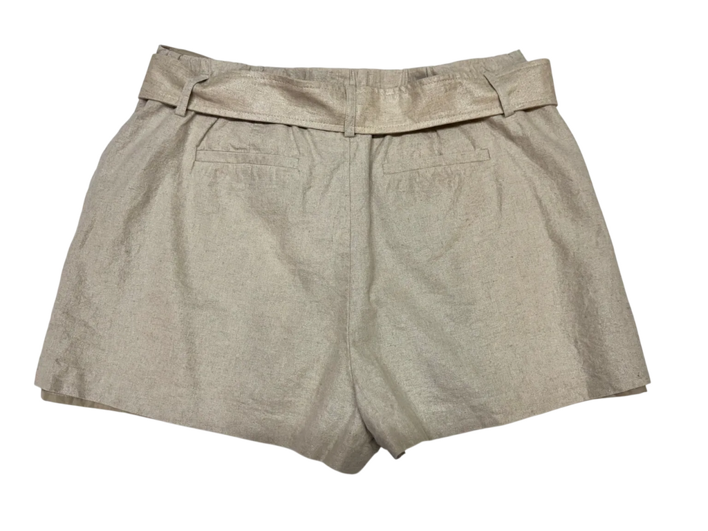Short beige con cinturón