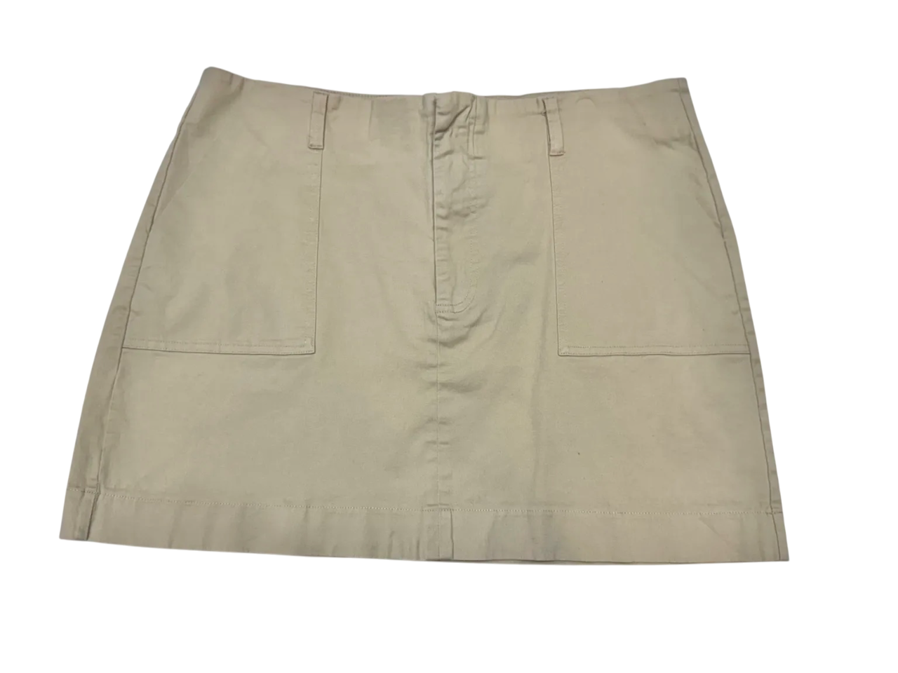 Falda beige con bolsillos frontales