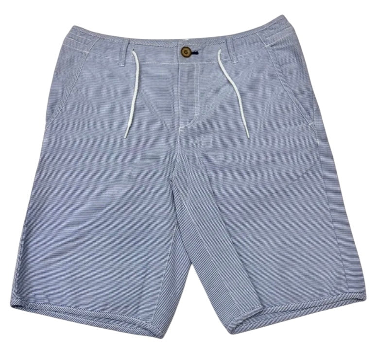 Short azul claro con cordones decorativos