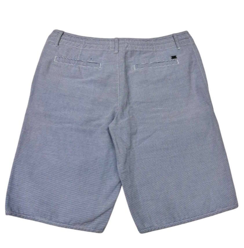 Short azul claro con cordones decorativos
