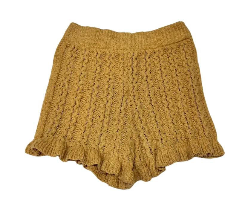 Short tejido mostaza con borde ondulado