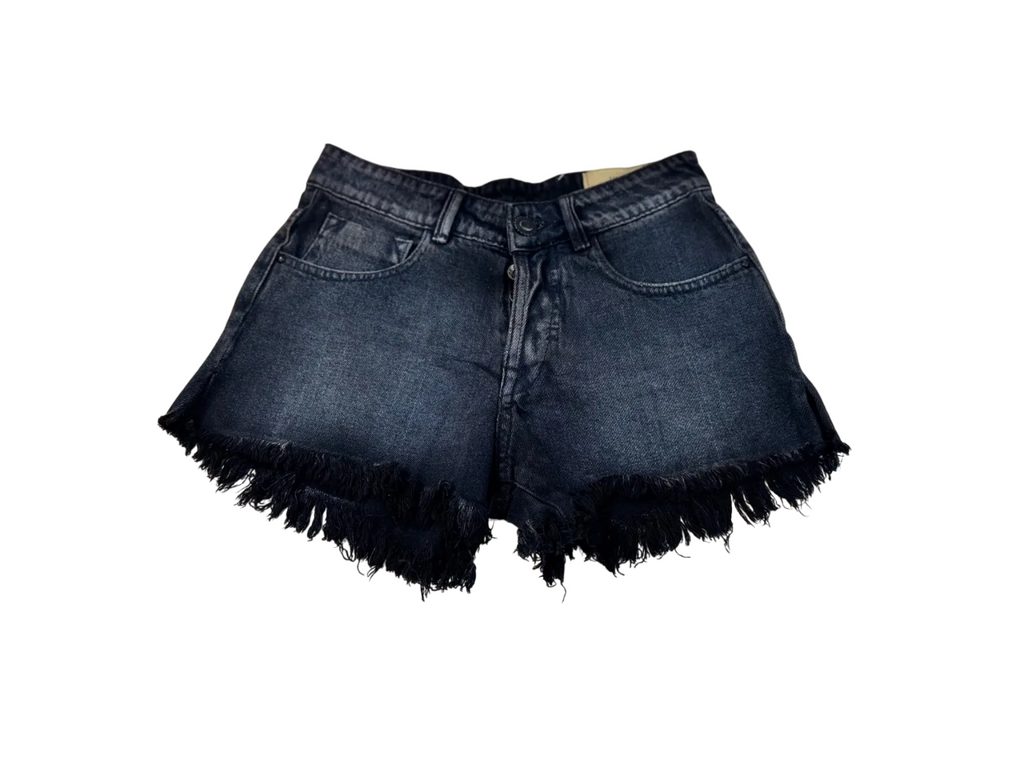 Short de mezclilla negro con bota deshilachada
