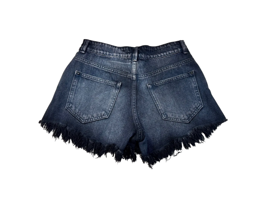 Short de mezclilla negro con bota deshilachada