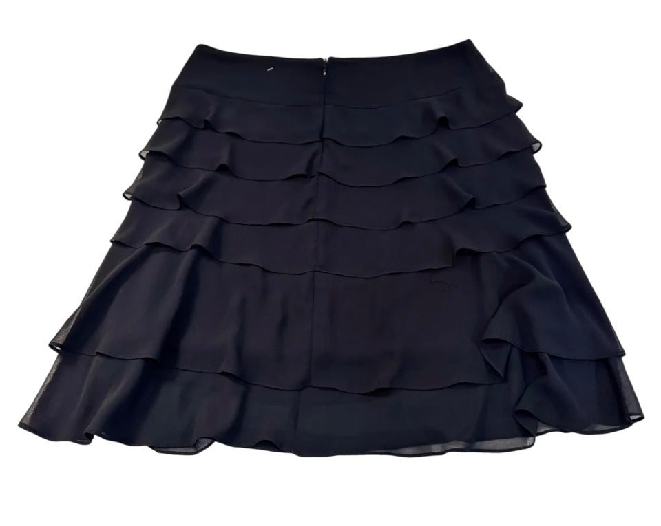 Falda negra con vuelos en capas